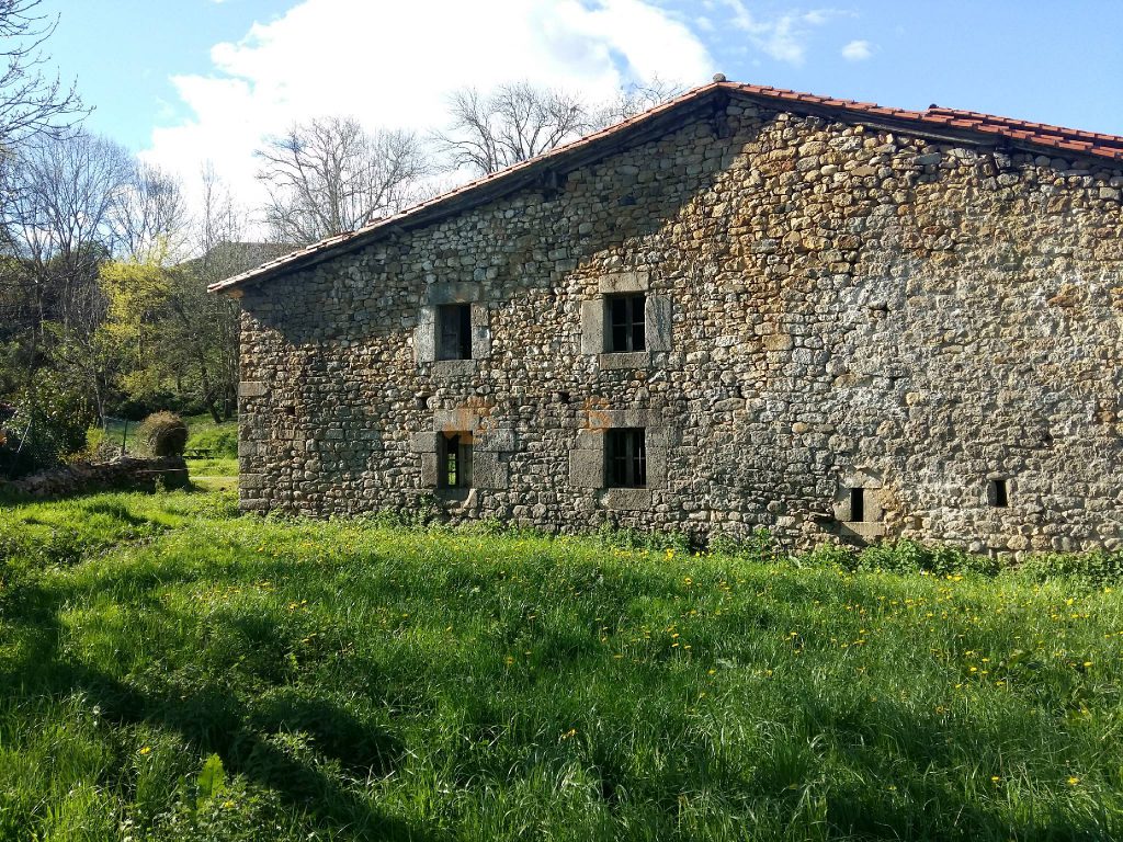 CASA  MONTAÑESA  SEMIADOSADA EN ARGOMEDA. Ref 1884 V