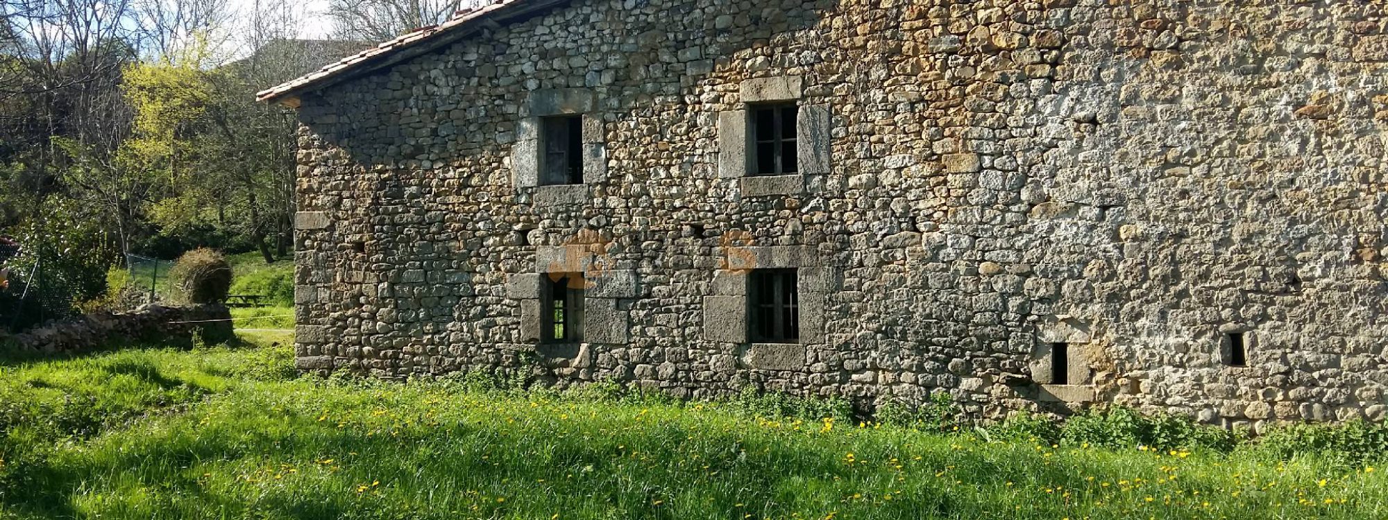 CASA  MONTAÑESA  SEMIADOSADA EN ARGOMEDA. Ref 1884 V