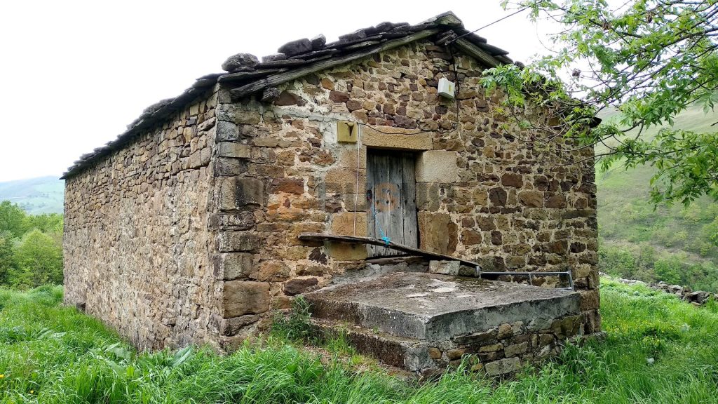 CABAÑA PASIEGA CON FINCA EN VEGA DE PAS, CANTABRIA. Ref 2378 V