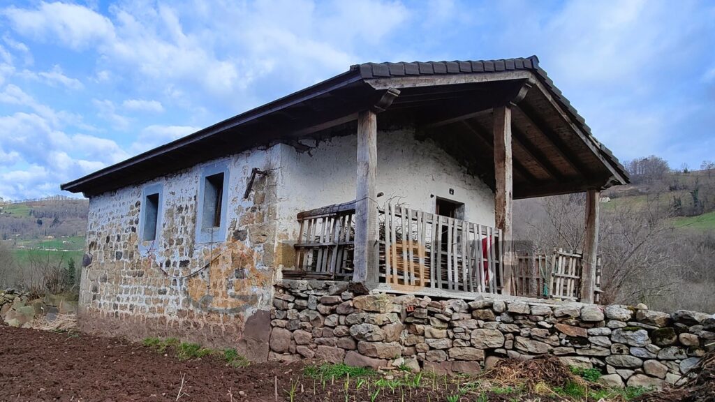 EN VENTA, FINCA URBANA CON  UNA CABAÑA EN VEGA DE PAS, CANTABRIA. Ref 2884 V