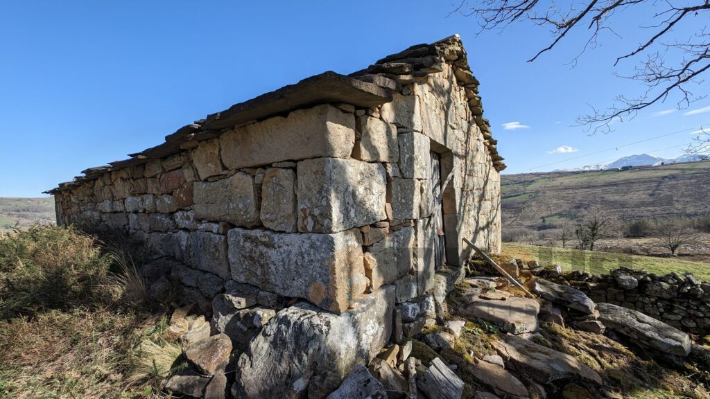 Encanto y Tradición: Cabaña Pasiega en Venta 🌲✨