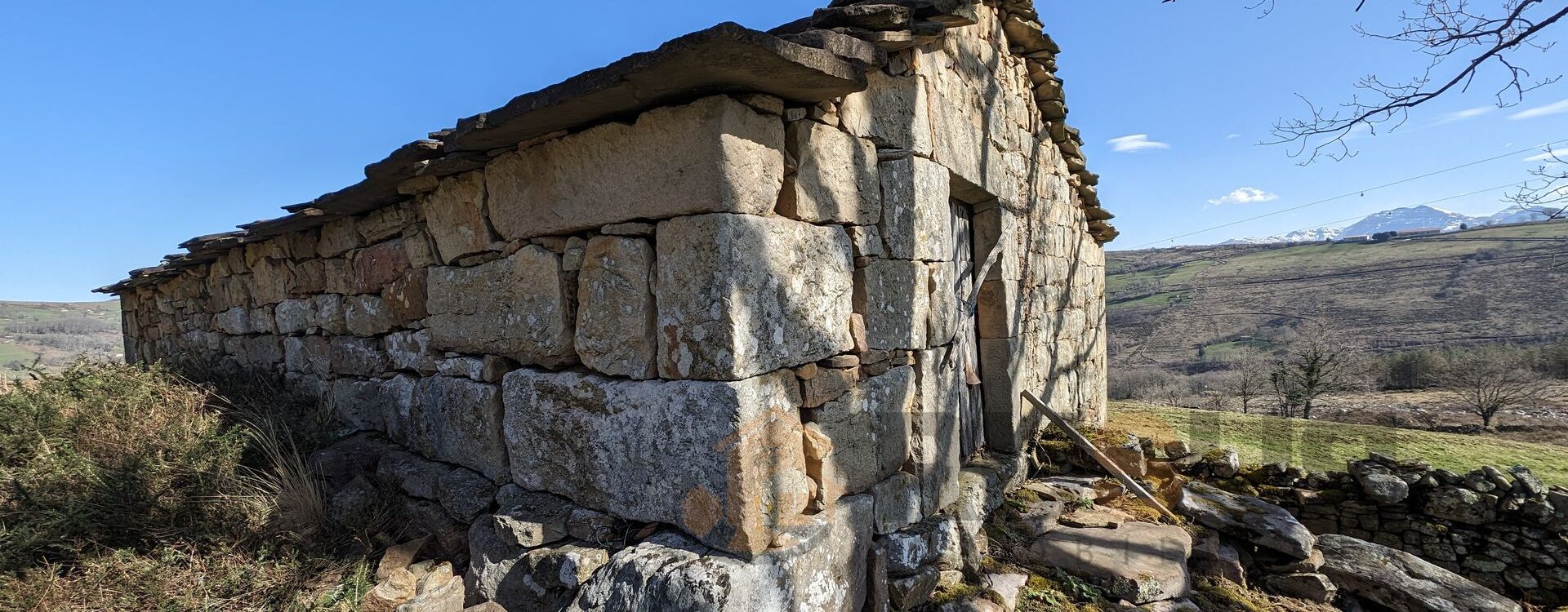 Encanto y Tradición: Cabaña Pasiega en Venta 🌲✨