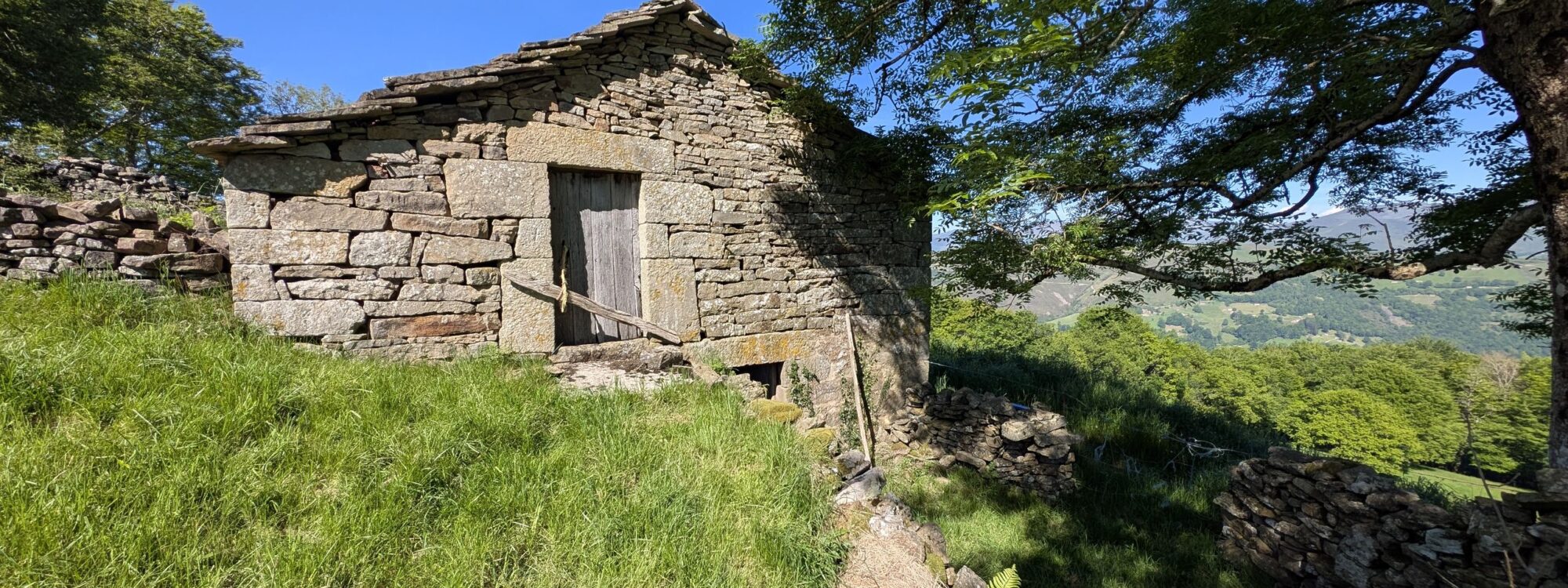 Ref. 3301 V – Cabaña pasiega independiente en San Pedro del Romeral Una joya rural en el corazón del Valle del Pas