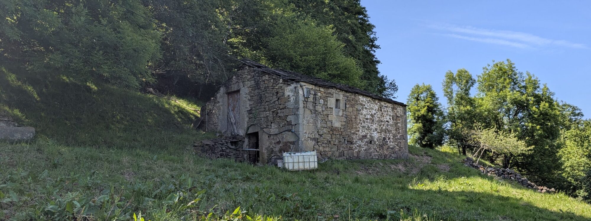 🏡 Oportunidad única en San Pedro del Romeral – Dos cabañas pasiegas con finca de casi 3 hectáreas